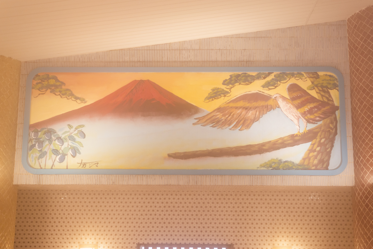 演技の良い大きな赤富士と大鷲が描かれた銭湯絵
